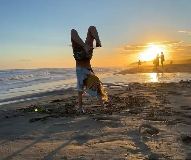 Handstand am Strand im Abendlicht